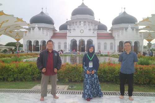 Mengunjungi masjid di Aceh